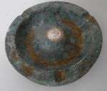 Antigo Cinzeiro Italiano em mármore Verde Alpi, veias douradas, apresentando medalhão com selo em bronze dourado e cinzelado. 20 cm de diâmetro.