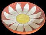 Linda e Antiga travessa redonda, confeccionada em cerâmica, com rica decoração( observação tem pequeno bicados um fio de cabelo.) Med:29,5x6cm.