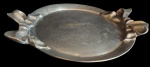 Grandiosa e Antiga bandeja confeccionada em alumínio, em formato de laço. Med: 43 x 34 x 3cm.
