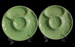 WEISS - Dois lindos pratos, confeccionado em cerâmica na tonalidade Verde, decorado por folhas e arabescos em relevo. Med: 2 x 24cm.