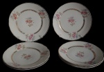 REAL PORCELANA - Conjunto de seis, pratos rasos em porcelana Real, com rica decoração em flores e frisos dourado.  Med: 23 centímetrodediâmetro.
