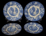 WOOD&SON ENGLAND -  Lote contendo quatro pratos de sobremesa, confeccionado em faiança Ingressa esmaltada nas cores azul e branco, decorado por paisagem. Med: 17 /20 centímetrodediâmetro. OBS.: marcas do tempo e dois discreto bicados.