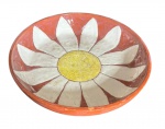 Antiga travessa redonda  confeccionada em terracota, decorado por margarida no centro. Med: 38,5x4,5cm. Obs.: pequena fissura.