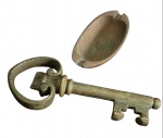 ANTIGUIDADE -  Lote contendo duas Antigas peças confeccionada em bronze, sendo uma chave e um ovo. Med:17,5 x 2,5 / 5,6x10x4,5