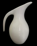 PORCELANA - Belíssima Jarra de suco em porcelana branca, com pega lateral. Med: 21 x 15 x11,5cm.