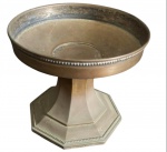 ANTIGUIDADE - Antigo centro de mesa francês, em metal dourado, encimado com base redonda, laterais decorada em relevo. Med: 28 x16cm. marcas do tempo.