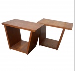 Dois móveis confeccionado em madeira, sendo duas mesa de canto. Med:52 x 40 x 32 / 52,5 x 40 x 32 cm. Retirada noRiocomprido. Marcas do tempo.