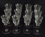 Belíssimo Conjunto com doze (12)  taças para licor em demi-cristal translúcido, bojo decorado com entalhes florais em relevo e borda levemente ondulada. Haste delicada e base circular. Estilo clássico europeu. Med:9,4x4cm.