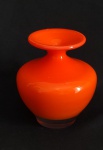 Belíssimo Vaso, confeccionado em Murano bojudo, na tonalidade vermelha. Med:12x11cm.