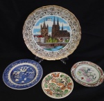 COLECIONISMO - Lote contendo quatro (4 ) pratos, de diferentes tamanhos e diferentes material,  sendo um KLEIBER BAVARIA prato de coleção com rica pintura de cenas Alemã e frisos dourado, e  dois pequenos pratos com pintura floral feita a mão e WOODS & SONS, com rica decoração na tonalidade azul, e bordas com arabescos.  Med: 3 x 25/18/15/13cm.