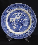 WOOD&SON ENGLAND - Antigo prato de faiança branca inglesa, com rica decoração no tom  azul e branco. Med: 23cm.