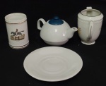 PORCELANA - Lote contendo quatro peças, confeccionada em porcelana branca vitrificada, sendo uma Leiteira, um bule com tampa, um pote sem tampa, e um prato. Med: 11x7 /11x13/  17x9/ o pratinho17diâmetro. Leiteira marcada na base.