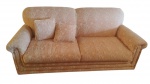 Belíssimo Sofá de dois lugares na cor rosa salmão,  estampa delicadas rosa acetinado. Medida: 185 x 81 x 88 cm. RETIRADA NORIOCOMPRIDO.