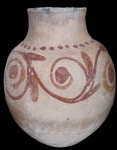Belíssimo vaso, decorado em seu bojo por flor na tonalidade branca . Medidas15x39. Obs:. Alguns bicados na borda.