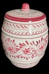 Antigo vaso em faiança, com rica decoração em arabescos na tonalidade vermelha bordo.  Med: 24x18cm.  (obs. está  com pequeno bicado na borda).