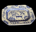 Antiga travessa em  faiança, com rica decoração floral e zoomórfica em azul, em formato Retangular com bordas chanfradas. Med:31 x 25,5x3cm.