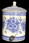 Antigo filtro em faiança, com rica decoração de floral no seu bojo, na tonalidade azul. Med:22 x32cm.