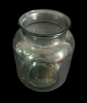 Antigo vaso bojudo confeccionado em vidro translucido. Med:20 x25cm.