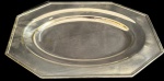 Imponente e Antiga travessa espessurada a prata, em formato oitavado. Med:65 x 27x1,5cm. Obs.: marcas do tempo.