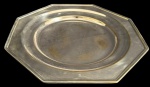 Antiga travessa confeccionada em metal espessurada a prata, em formato oitavado.  Med:49 x 32x2,5cm. Obs:. marcas do tempo.