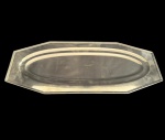 Imponente Antiga travessa  de peixe confeccionada em metal espessurado a prata, em formato oitavado. Med: 34,5x47x3cm.