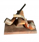 Antigo cachimbos, confeccionado em madeira e baquelite. Med: base: 17 x 9 x 8,5 cm. med. cachimbos: 14,5 x 3 cm. /  14 x 4 cm.