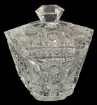 Antiga compoteira em cristal, com tampa, com rica decoração em relevo. Med:15x15x16cm. Obs.: tem um discreto bicado na borda )