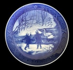 COLECIONISMO - ROYAL COPENHAGEN - Antigo prato de colecionador Royal Copenhagen Dinamarca 1987, Com rica decoração na tonalidade azul e branco dito "Paisagem inverno"Med: 18x2cm.