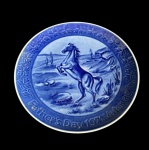 COLECIONISMO GERMANY - Antigo prato de colecionador,  1971, Com rica decoração na tonalidade azul e branco dito " Cavalo na natureza". Med:19,5 x2,5cm.