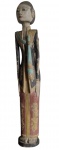 ARTE POPULAR - Linda Escultura executada em madeira, com rica pintura em policromia, representando uma dama Oriental. Med :100x15x14cm. OBS:. Marcas do tempo.