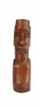 ARTE POPULAR - Linda escultura, representando dito "Totem" executada em monobloco de madeira nobre esculpida. Med:30x8,5x8cm.
