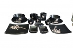 Conjunto para comida oriental em porcelana esmaltada na cor preta composto  de quatorze peças.  Med:3x10x7 /5x7 /8,5x6,5 / 11x6 /2x1,5 / 2x17/8x7/6x8cm.