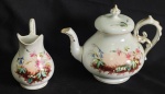 PORCELANA - Lote contendo Duas peças em porcelana branca, sendo uma leiteira, um açucareiro. Com rica decoração de flores e folas em policromia e frisos dourados. Med: 13x11/18x23cm. (Obs, bule com bicado na borda, tampa colada)