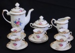 PORCELANA REAL - Conjunto contendo quatorze peças, confeccionado em porcelana real  para cafézinho. Com rica decoração floral e frisos dourados, sendo um bule, um açucareiro, uma leiteira, 5 xícaras, 6 pires.
