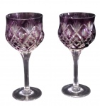 Lote contendo um par de taças confeccionado em cristal na tonalidade doublé lilás. Med:13 cm x 5cm.