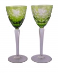 Belíssimo Par de taças para vinho, em cristal ricamente lapidado, bojo na cor  verde e haste incolor.  Med:Alt22cm.