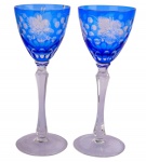 Par de taças para vinho, em cristal ricamente lapidado, bojo na cor azul cobalto e haste incolor.  Med:Alt22cm.