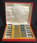 FRACALANZA - Lindo serviço completo para manteiga ou patê espessurado à prata composto por doze  espátulas e doze recipientes quadrados da Manufatura Fracalanza modelo Regence na embalagem originaldafabricante.