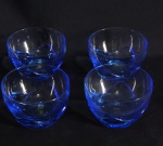 Lote de quatro copo em vidro na tonalidade azul . Med:6,5x9,8cm.