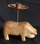 Antiga escultura em madeira com castiçal adaptado. med:18x18x6cm.