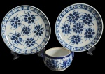 PORCELANA MONTE SIÃO - Lote contendo três peças, sendo dois pratos é uma tigelinha em porcelana monte Sião. Med: 7x14x11/3x23cm.