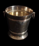 ANTIGUIDADE - Antigo balde de gelo em metal, com pega lateral em formato geométrico, encimado de base redonda. Med: 19,5x19cm.