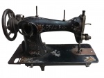 Uma máquina antiga de costura da marca PEAFF   (obs:.  não está  funcionando e no estado) Med:34x25x18cm.