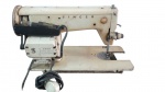 SINGER - Uma antiga máquina de costura da marca SINGER  no estado. Med:34x27x07cm.
