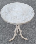 Antiga mesinha com a base de ferro  é o tampo de mármore . Med:70x45. base / mármore:  Med 55x55 cm.  Retirada rio comprido.