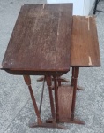 Duas  antigas mesinhas de encaixe (Observação tampo está precisando ser restaurada. Med: 53x30x65 / 39x30x62 cm. RetiradanoRiocomprido.