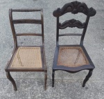 Antigo par de cadeiras confeccionada em madeira e acento em palinha original.