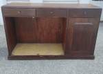 Um móvel balcão. Med: 155x47x97 cm. Retirada noRiocomprido. Necessita manutenção.,
