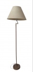 Belíssimo abajur de ferro anos 50, com cúpula em tecido. Med: 142x21cm.
