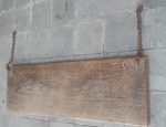 Um banco  em madeira sucupira, banco Suspenso pelas correntes na parede. Med: 160x50x06 cm. Retirada noRiocomprido.